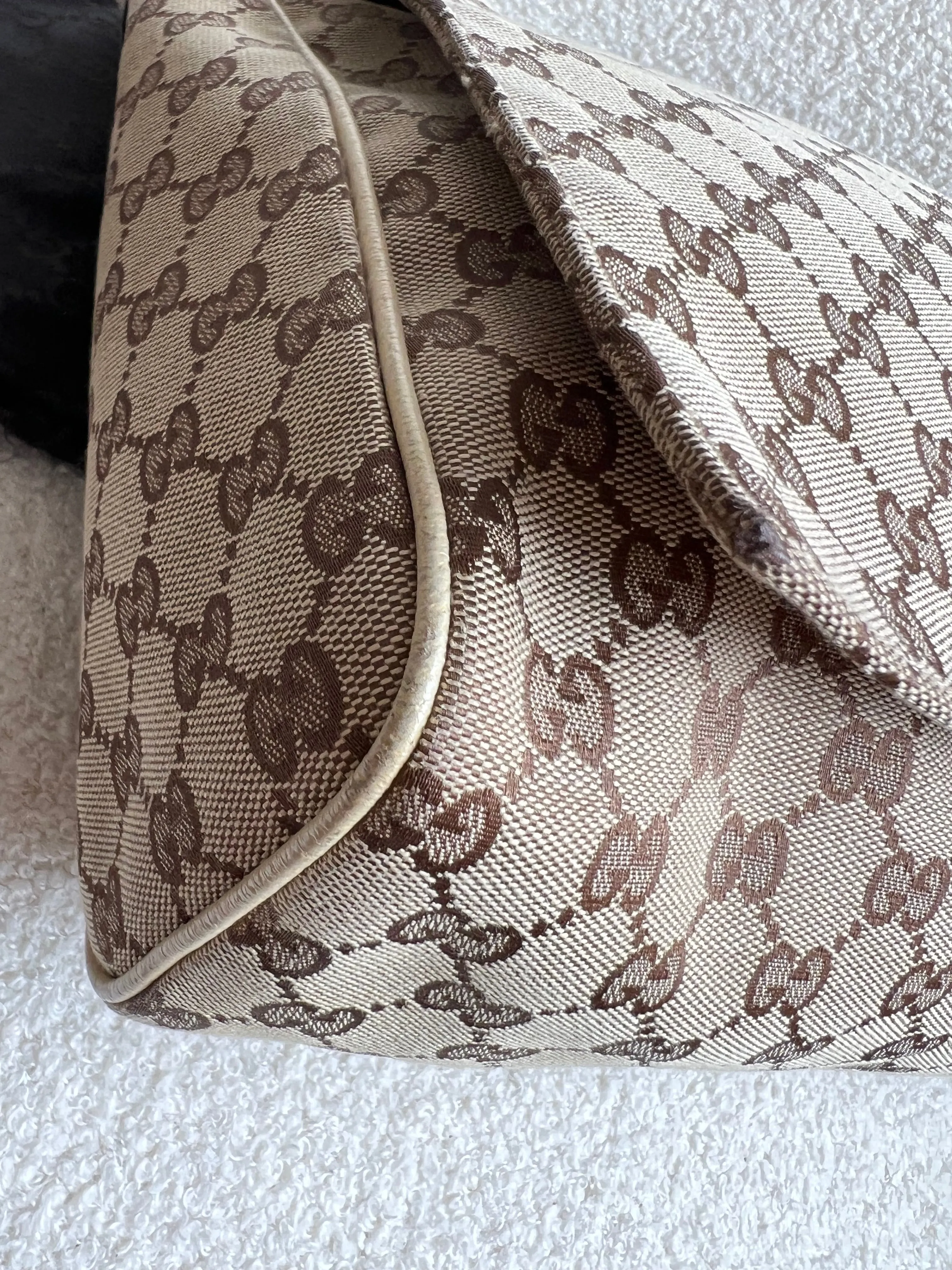 Gucci GG White Beige Canvas Messenger Bag