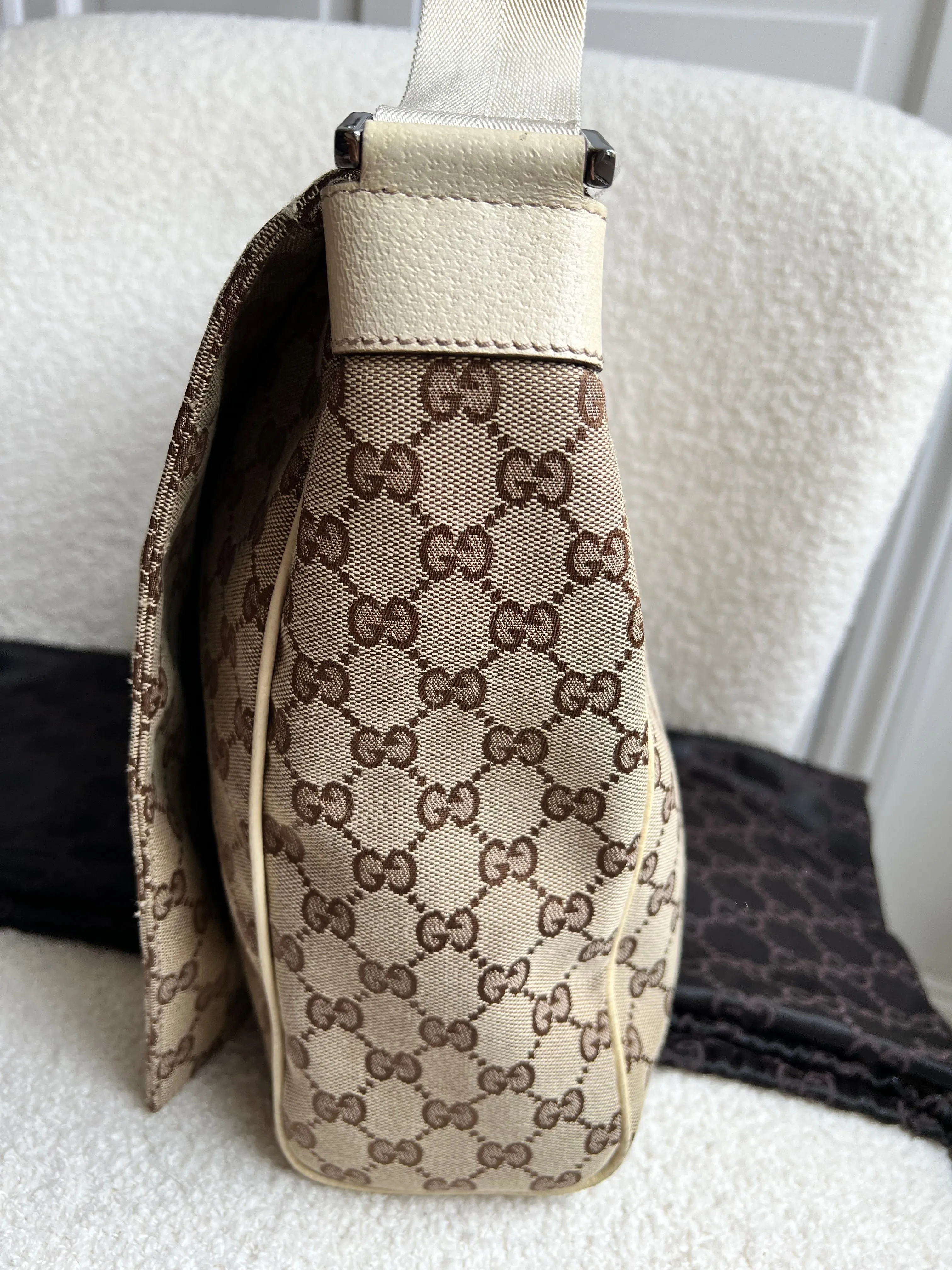 Gucci GG White Beige Canvas Messenger Bag