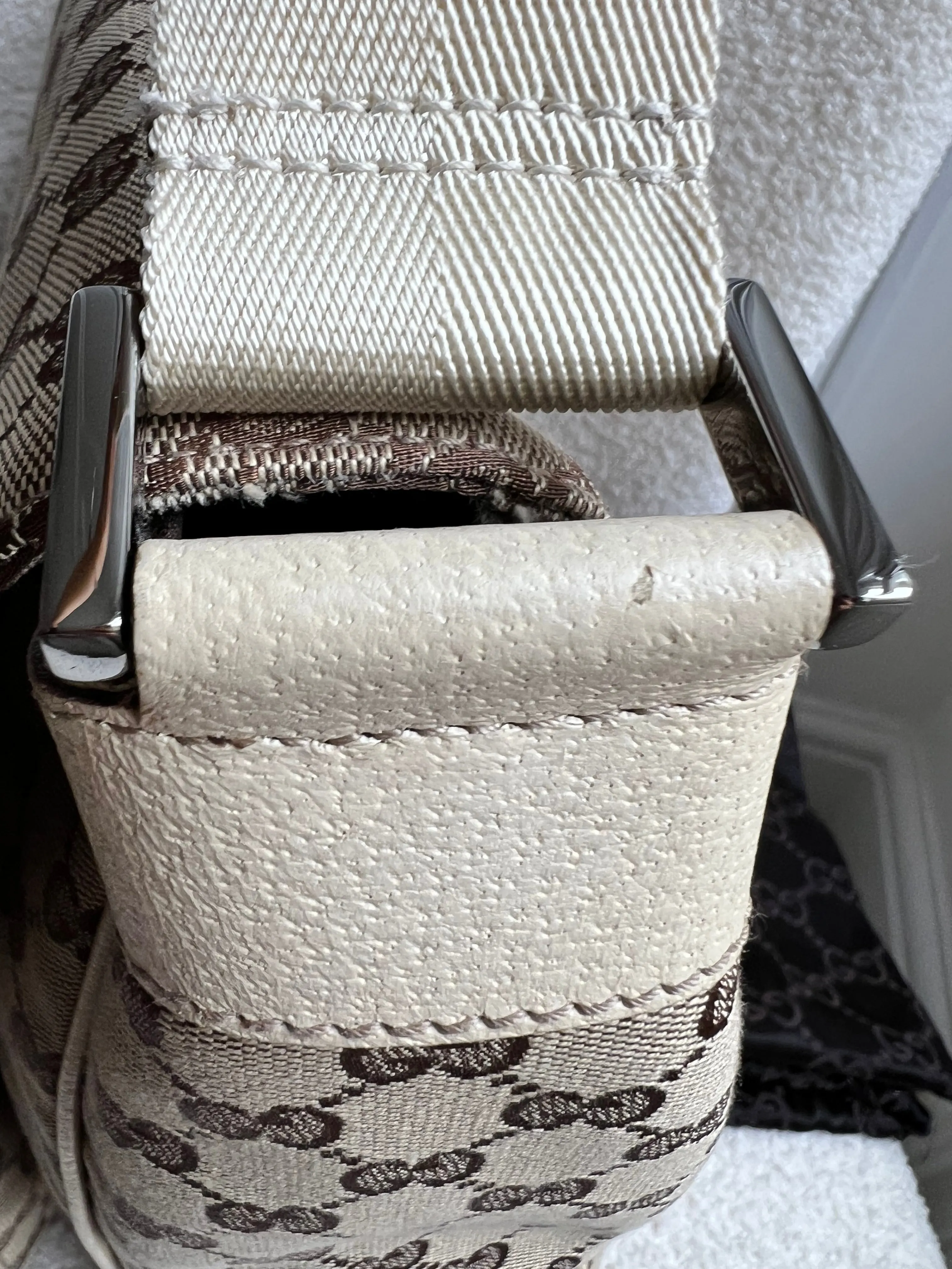 Gucci GG White Beige Canvas Messenger Bag