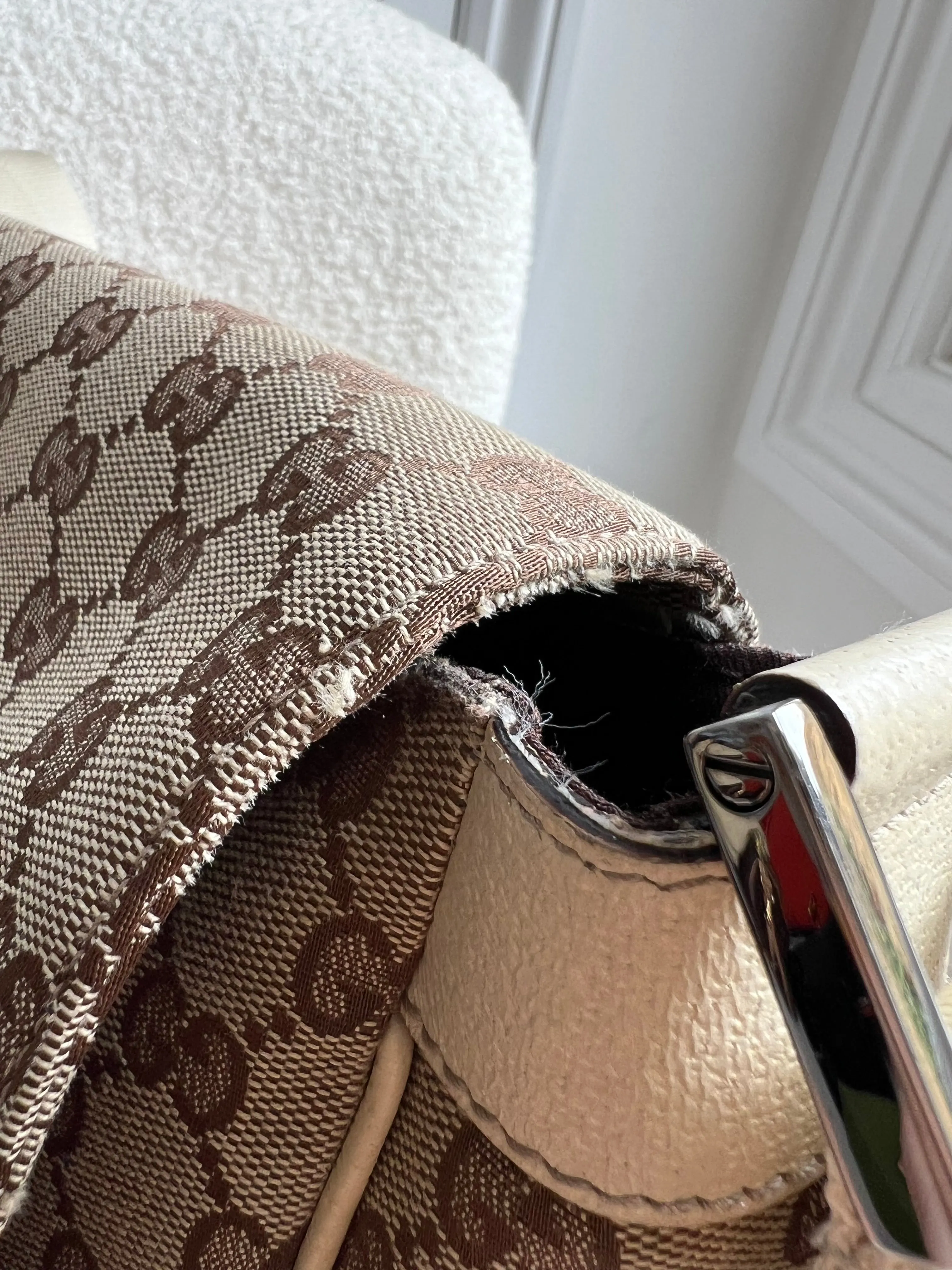 Gucci GG White Beige Canvas Messenger Bag