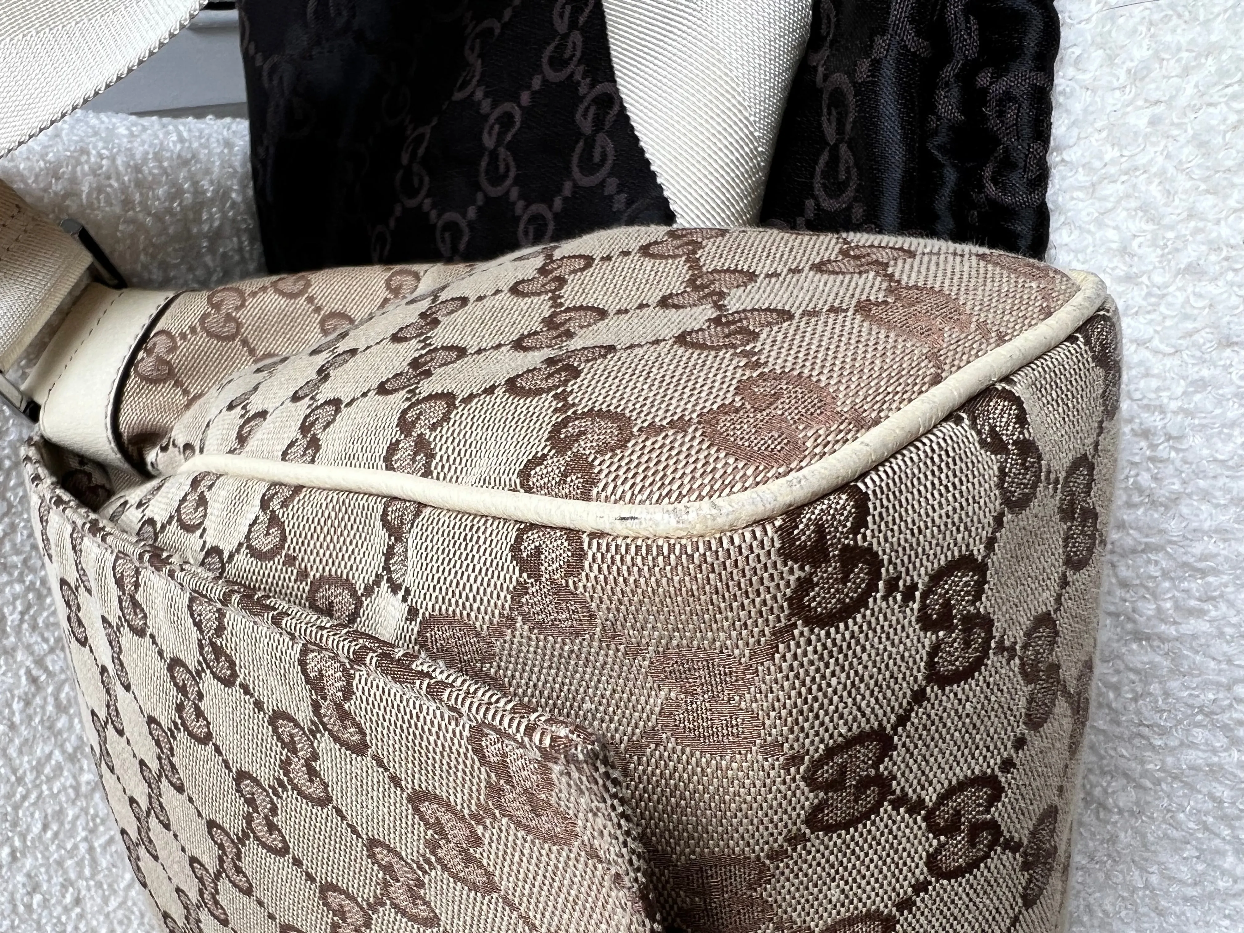 Gucci GG White Beige Canvas Messenger Bag